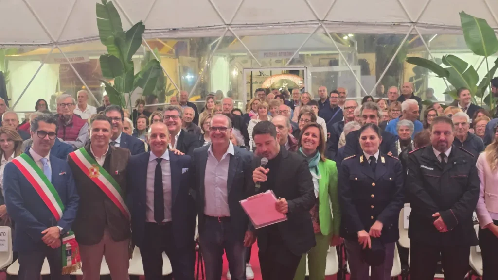 Foto all'interno della sfera con tutte le cariche presenti all'inaugurazione del pizza fest a gaeta
