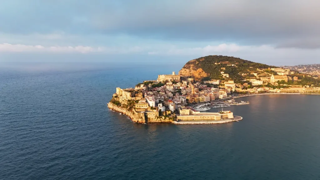 Immagine di Gaeta Medievale dal mare con il sole verticale