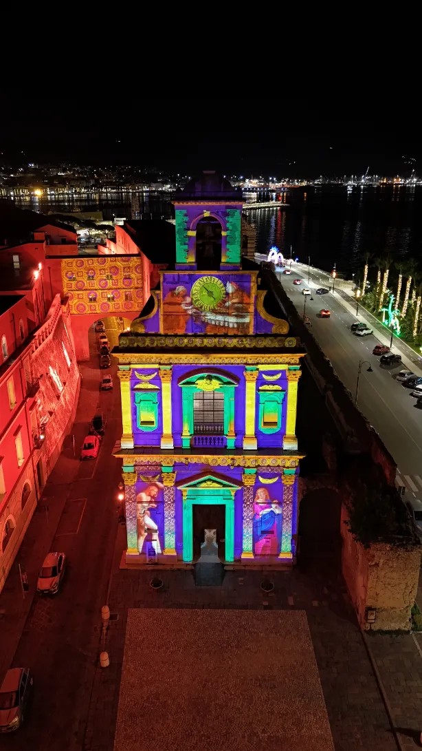 Immagine della facciata del santuario della santissima Annunziata Illuminato con proiezioni artistiche