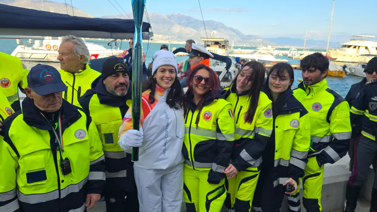 La torcia oliompica foto con la protezione civile