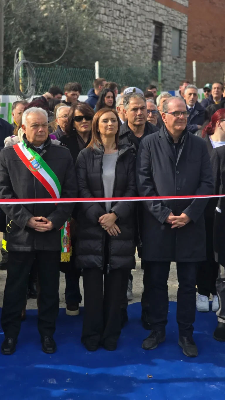 Immagine del taglio del nastro all'inaugurazione del campo sportivo città di Castelforte