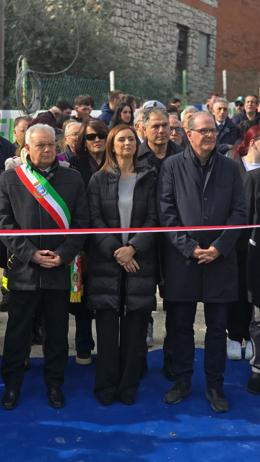 Immagine del taglio del nastro all'inaugurazione del campo sportivo città di Castelforte