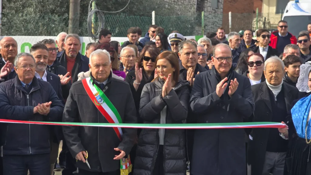 Immagine del taglio del nastro all'inaugurazione del campo sportivo città di Castelforte grande