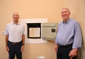 Peter Del Col e il fratello Robert accanto alla ruota degli esposti della SS. Annunziata di Gaeta