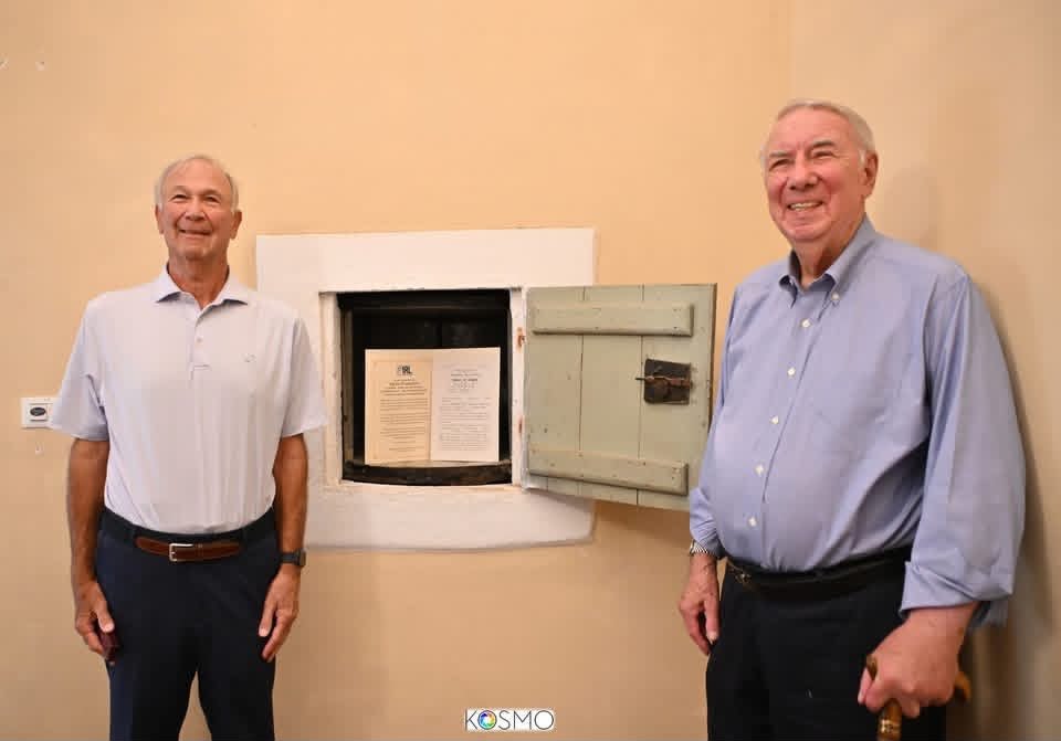 Peter Del Col e il fratello Robert accanto alla ruota degli esposti della SS. Annunziata di Gaeta